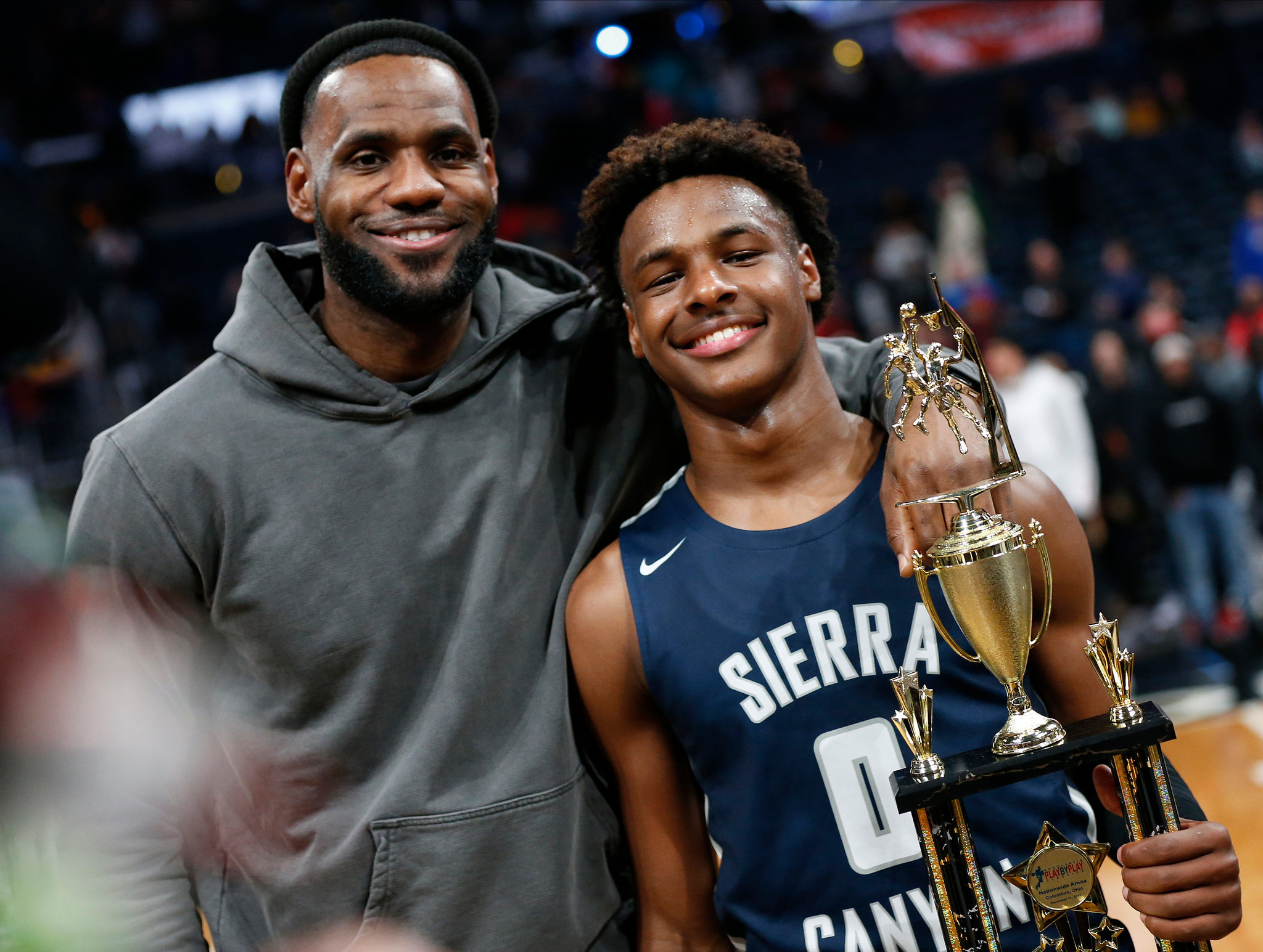 NBA早报｜詹皇称儿子GOAT 利拉德被妻子炮轰 湖勇各裁3人